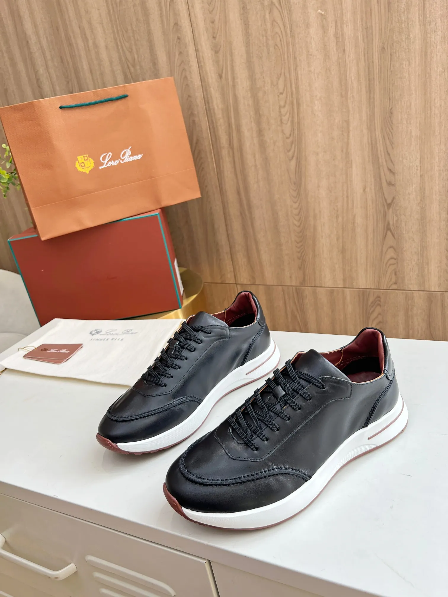 Men's Men's Shoes 💰620 👑Loro Piana* Purchase the original 1:1 copy. Founded the existing Loro Piana company on April 24, 1924. It is now the sixth generation of family business, providing high-quality products to customers who are discerning about taste and quality. Imported calfskin fabrics. The interior is made of imported A-grade water-dyed cow lining. 💝 Focus on top quality, pay for what you pay, and compare the inner details. Original authentic packaging. Code number: 39-45